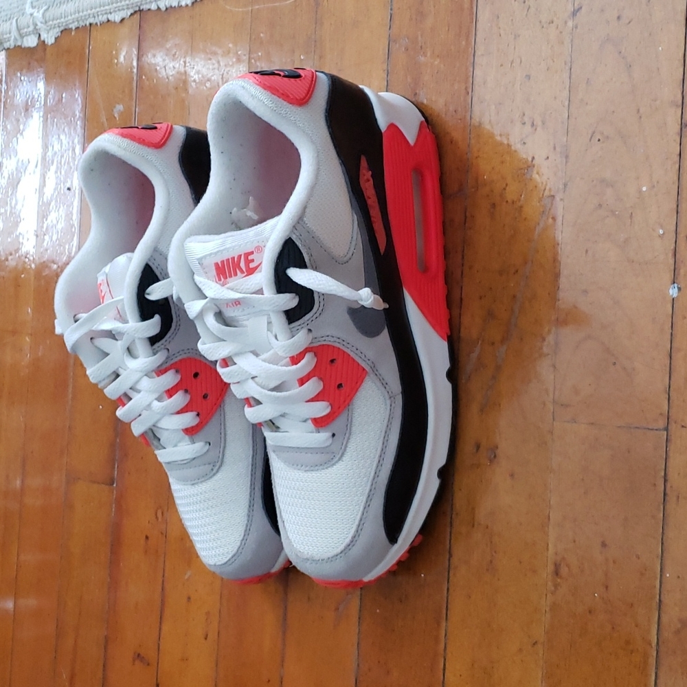 Size 6 youth boys Nike airmax sneakers